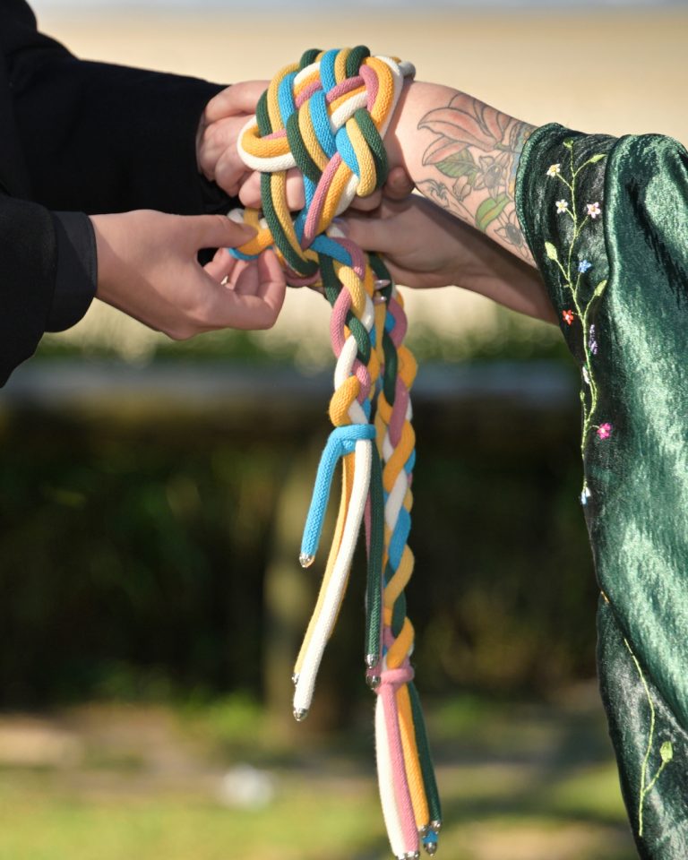 tie the knot hand fastening
