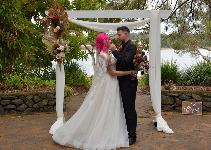 first kiss at Noosa botanic gardens elopement beautiful day